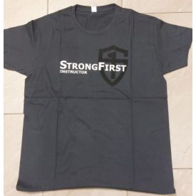 StrongFirst Instruktor Póló Pajzsos Szürke 